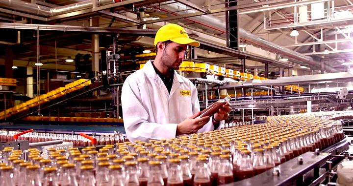 Un trabajador en una línea de producción de la planta de Cacaolat en Santa Coloma de Gramanet (Barcelona), ahora parada por la huelga indefinida / CACAOLAT