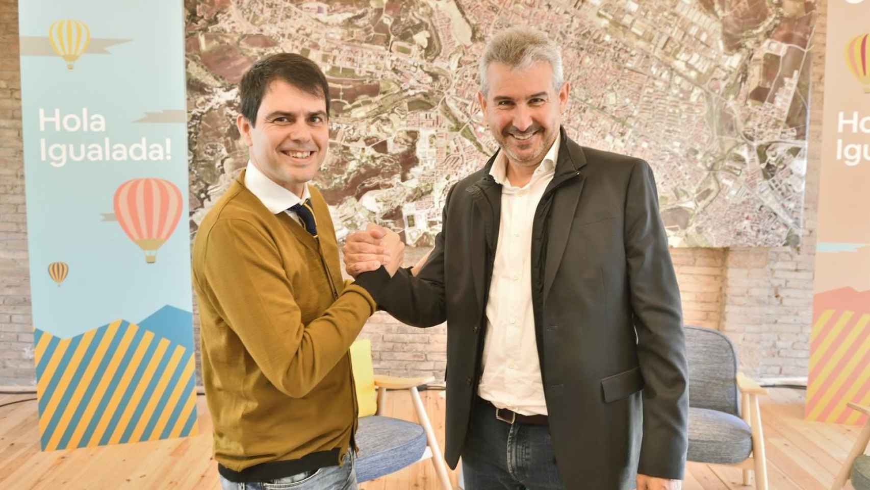 A la izquierda, Marc Castells, alcalde de Igualada, y Arnau Muñoz, director general de Airbnb Marketing Services en España y Portugal