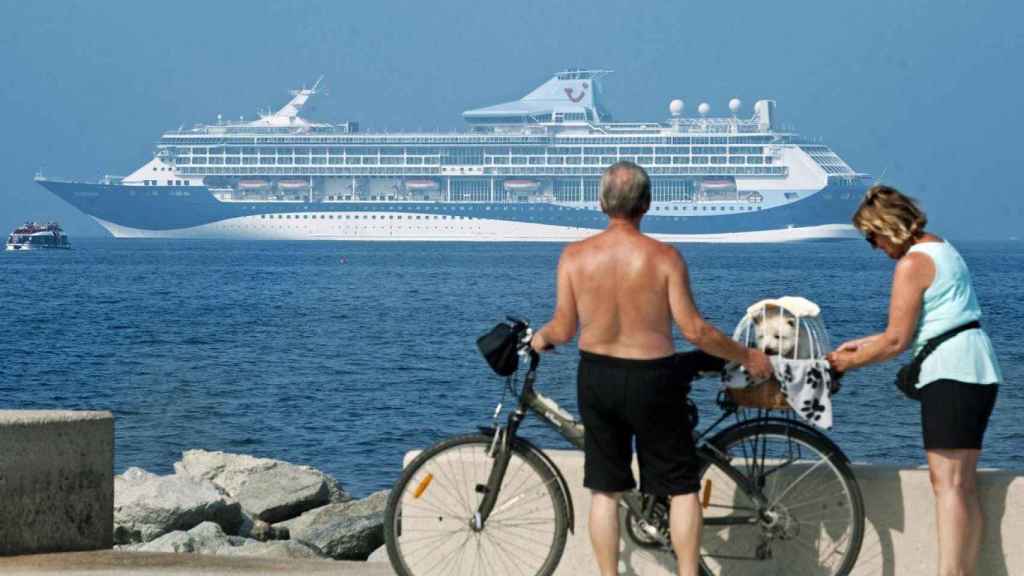 Turistas en una playa de España / EFE