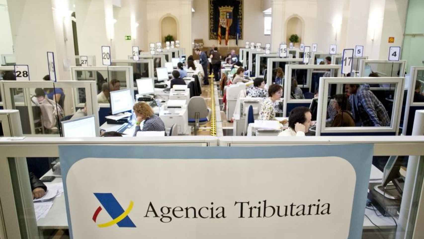 Una oficina de la Agencia Tributaria (AEAT), encargada de la recaudación de impuestos de la renta / EFE