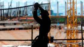 Un trabajador de la construcción, uno de los sectores en los que aumentó la productividad durante la crisis, durante su jornada laboral / EFE