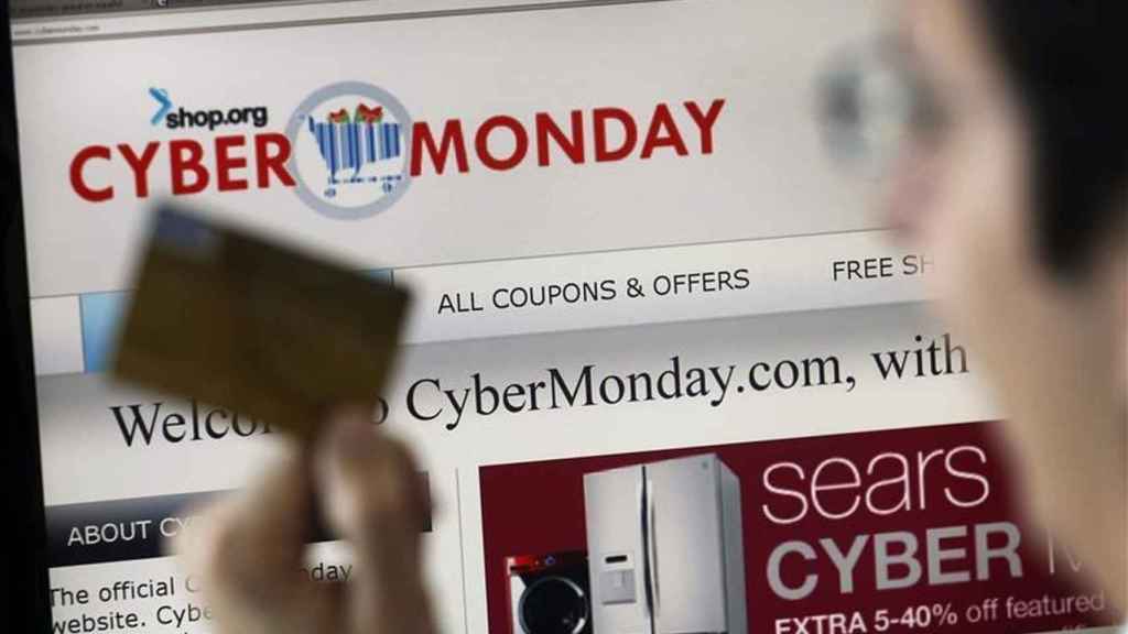 Un consumidor analiza ofertas en internet para este 'Cyber Monday'