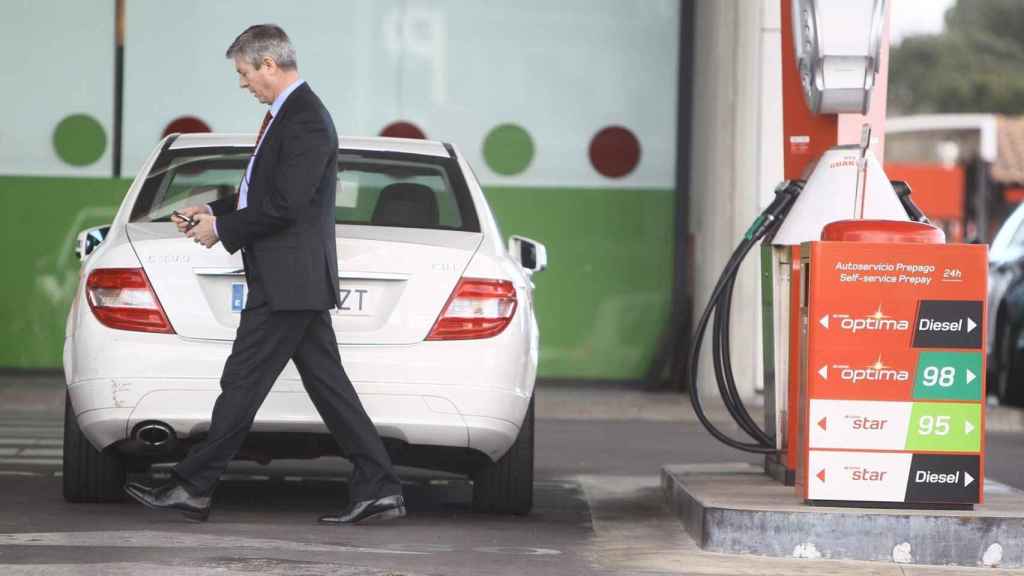 Un hombre reposta su coche en una gasolinera, en una imagen de archivo / EP