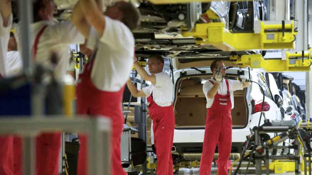 Varios trabajadores en una fábrica de coches, en una imagen de archivo / EFE