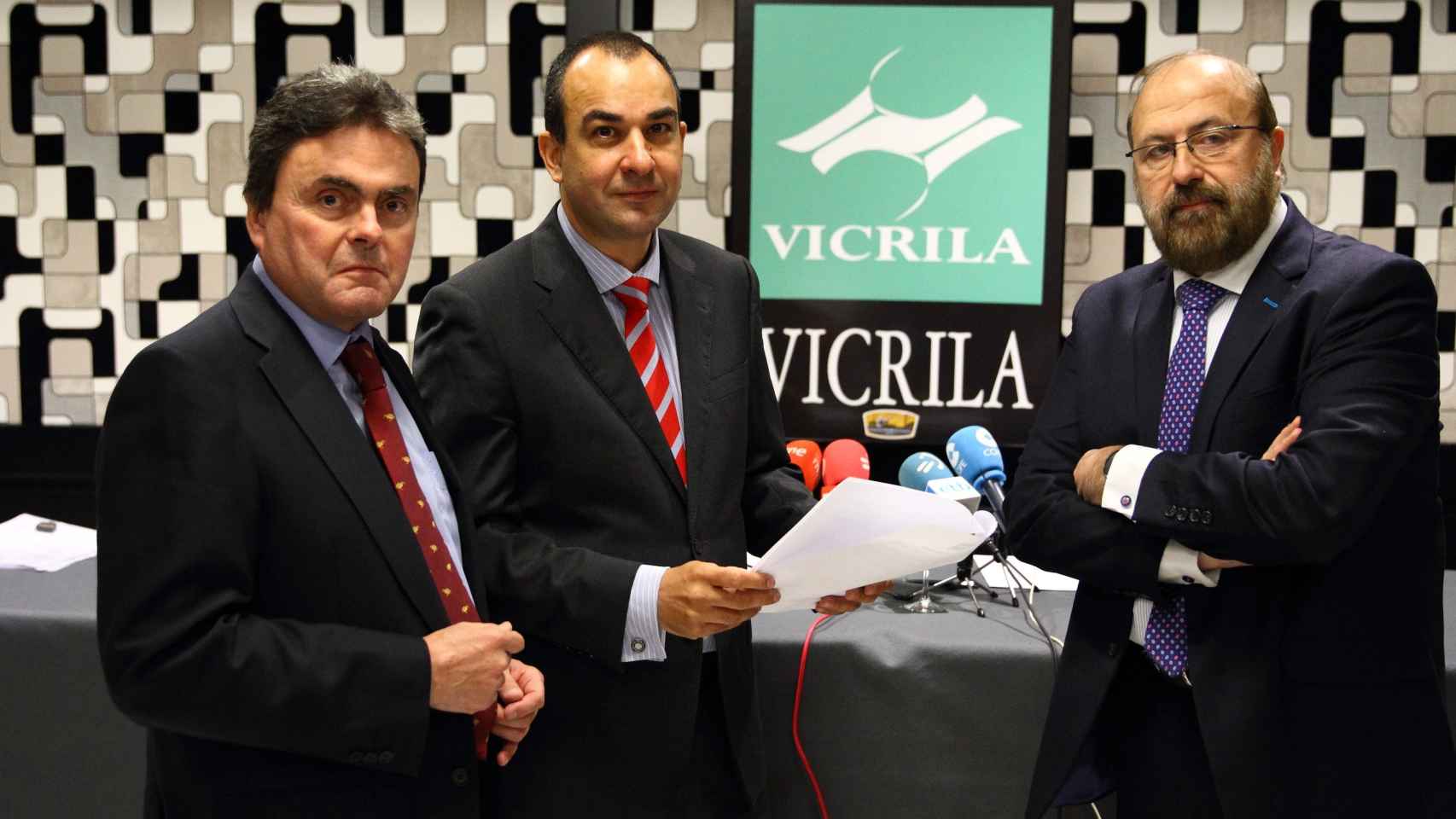 Santiago Alonso, Carlos Olabe y Joseba Jauregui, tres directivos de Vicrila, en una imagen de archivo del día que anunciaron la ampliación de las instalaciones de Leiola