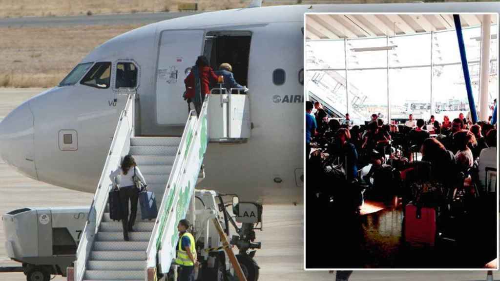 Una aeronave de Vueling y pasajeros del vuelo Ginebra-Barcelona esperando su conexión.