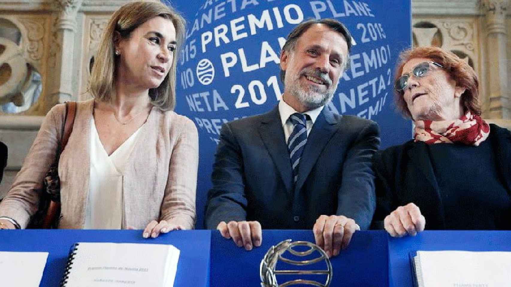 José Creuheras, el hombre fuerte de Planeta, durante la entrega de los premios del mismo nombre. Acompañado de las escritoras Carmen Posadas y Rosa Regás.