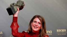 La directora Clara Roquet, posando con su premio Goya a la mejor dirección novel / EP