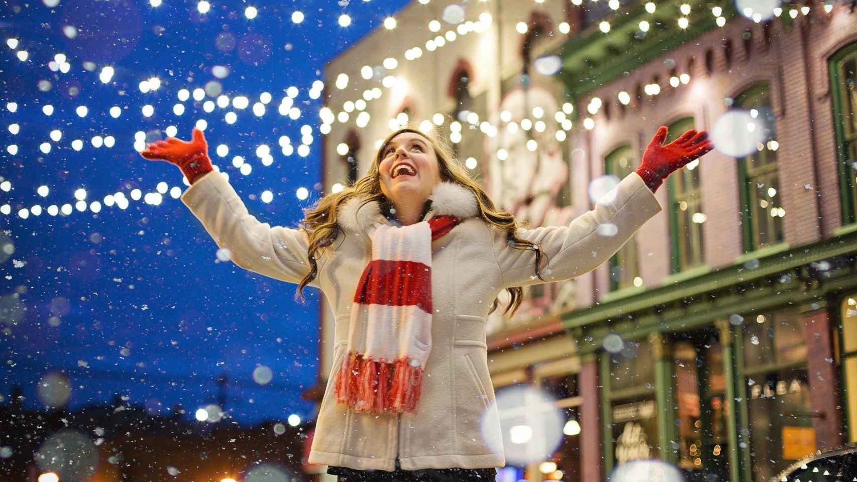 Una mujer disfruta de las fiestas navideñas / CG