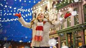 Una mujer disfruta de las fiestas navideñas / CG