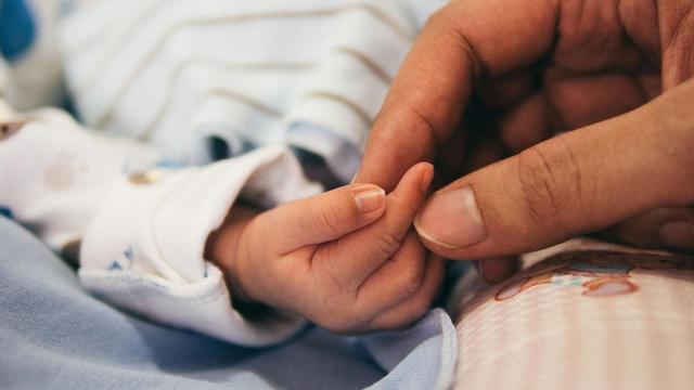 Una persona haciendo de canguro para un bebé por el coronavirus / UNSPLASH - ADITYA ROMANSA