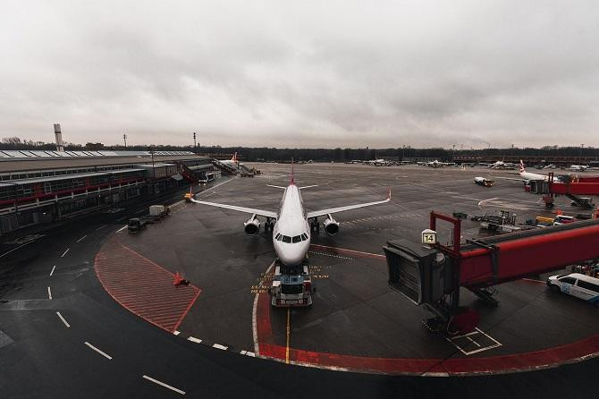 Un avión en una pista de un aeropuerto / Dominic Wunderlich EN PIXABAY