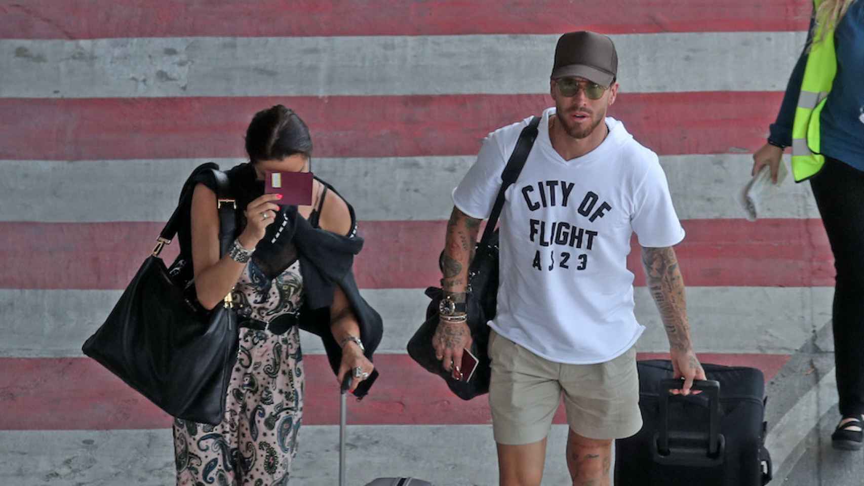 Sergio Ramos y Pilar Rubio a su llegada al aeropuerto Adolfo Suárez Madrid-Barajas / GTRES