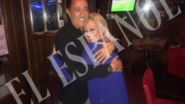 Una foto de Julián Muñoz de fiesta junto a una mujer // El Español