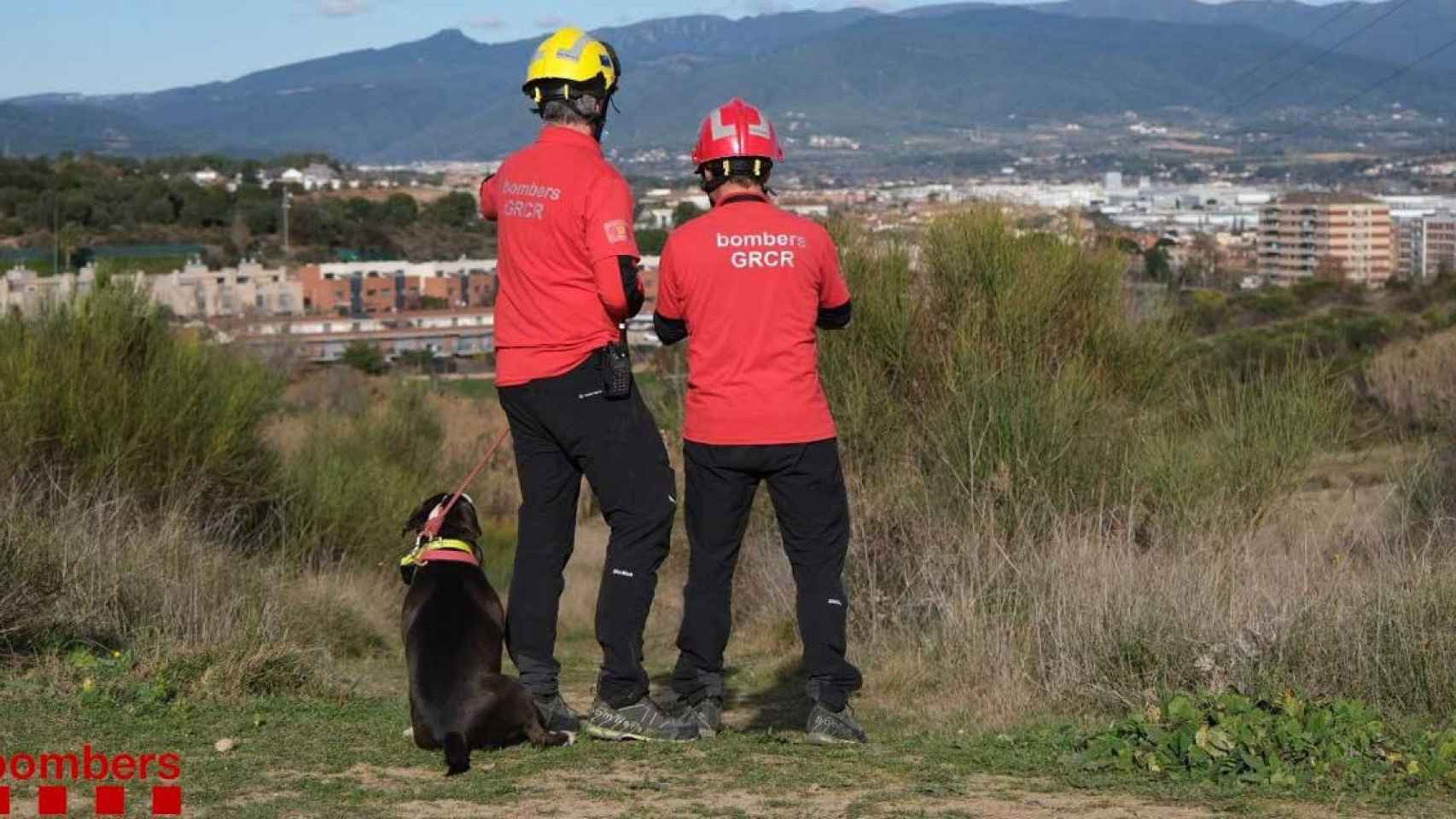 Los bomberos durante un operativo de búsqueda / EUROPA PRESS