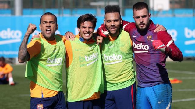 Braithwaite (segundo por la derecha) imita el peinado Aubameyang / FCB