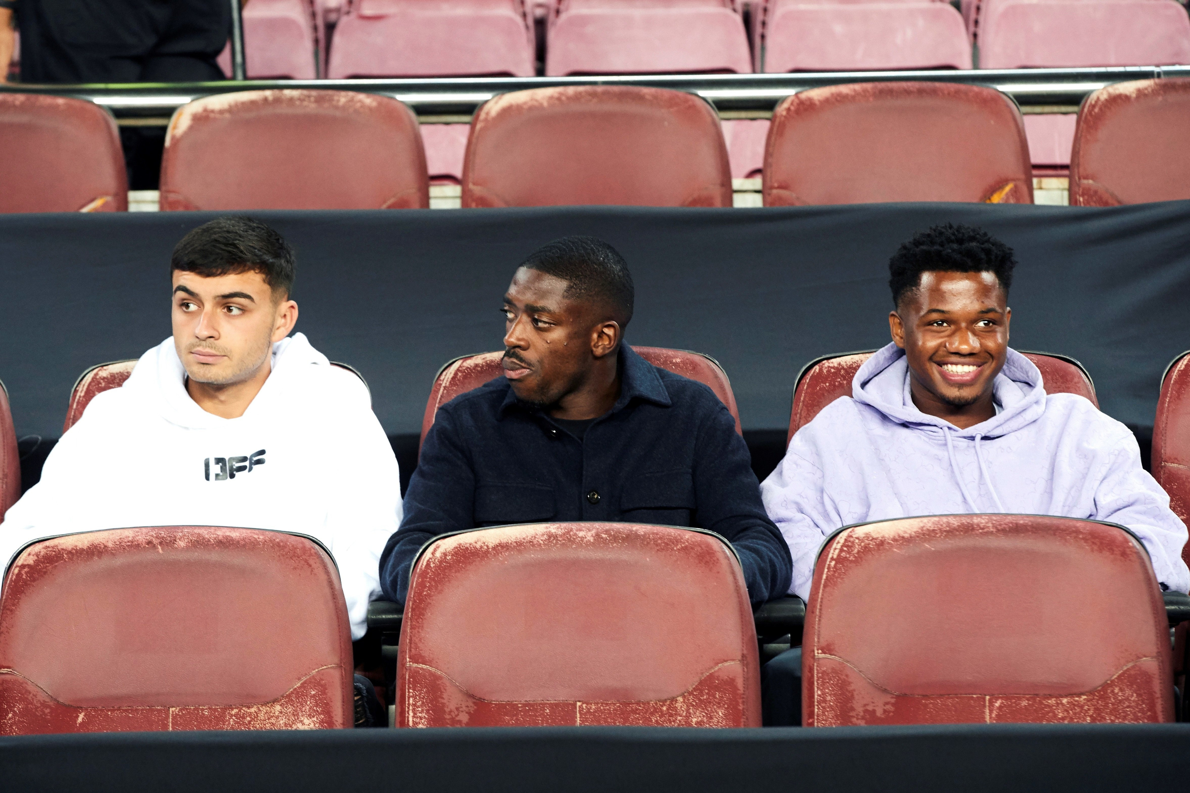 Pedri, Dembelé y Ansu Fati, lesionados, en la grada del Camp Nou / EFE