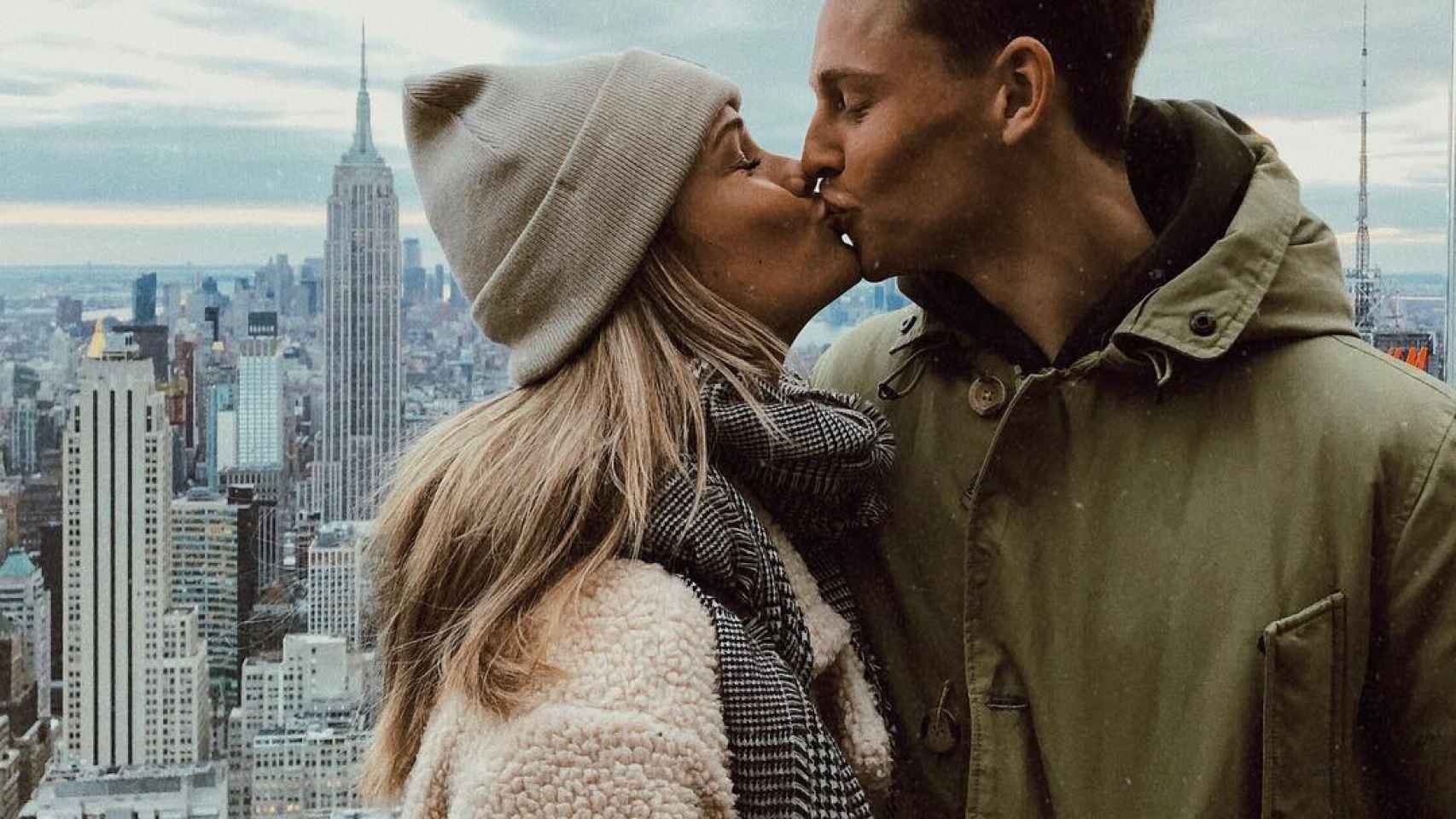 Mikky Kiemeney y De Jong se besan con Nueva York de fondo / INSTAGRAM