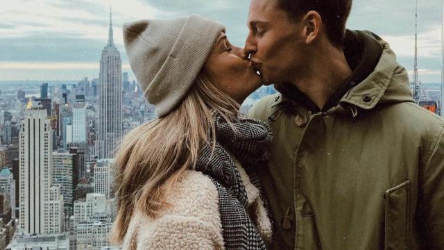 Mikky Kiemeney y De Jong se besan con Nueva York de fondo / INSTAGRAM