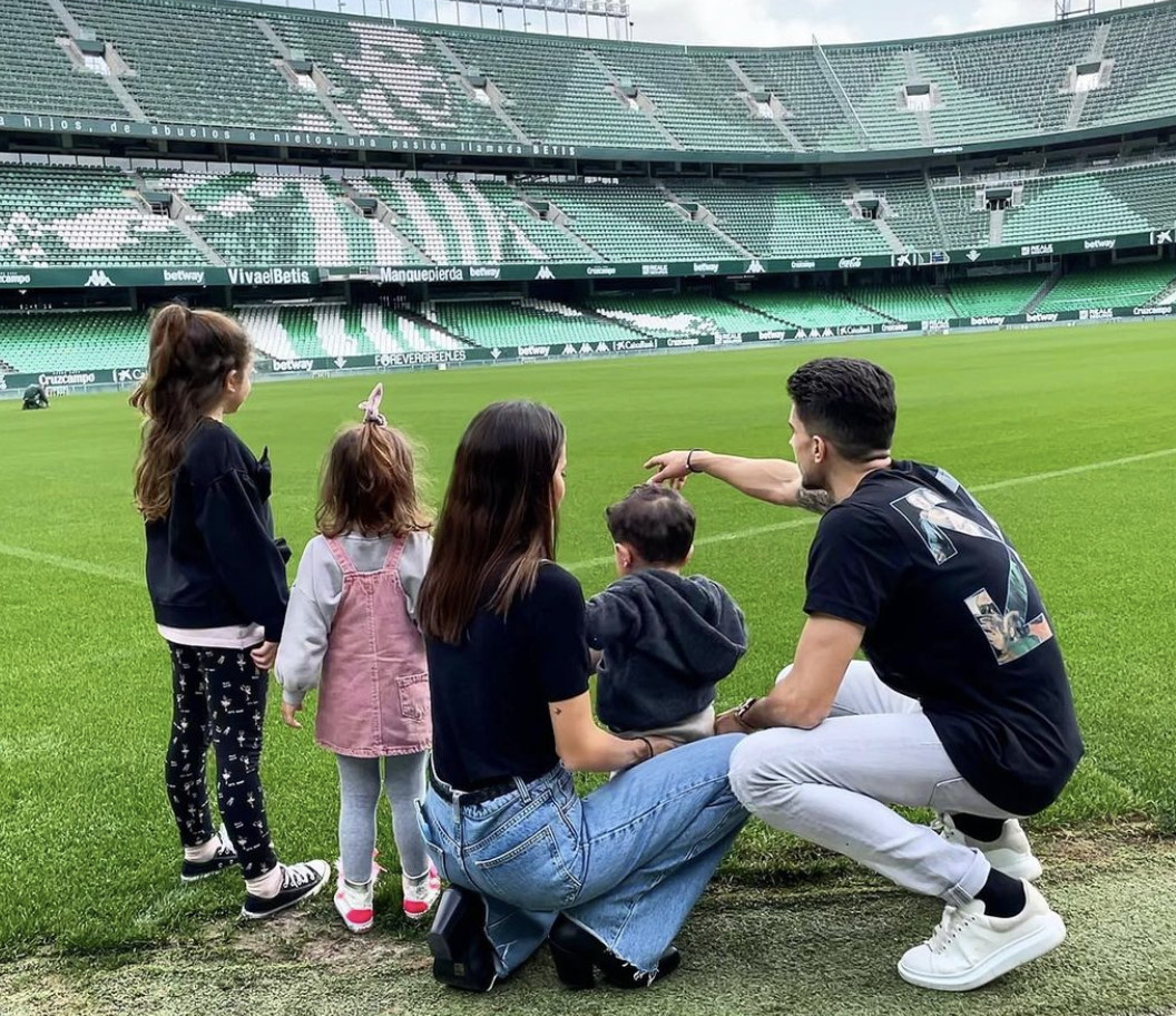 Melissa Jiménez y Marc Bartra con sus hijos / REDES