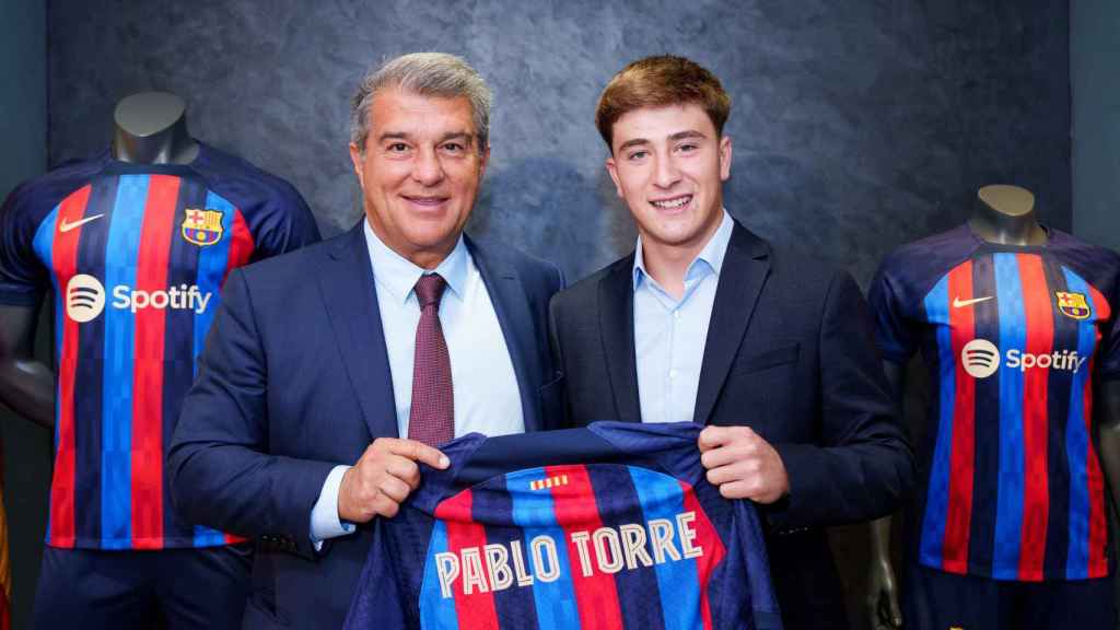 Pablo Torre y Joan Laporta, posando con la camiseta del FC Barcelona / FCB