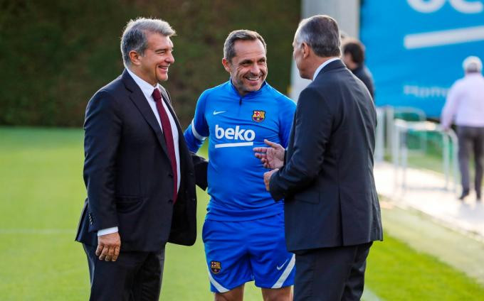 Sergi Barjuan, cuando fue nombrado entrenador interino del Barça, con Laporta y Rafa Yuste / FCB