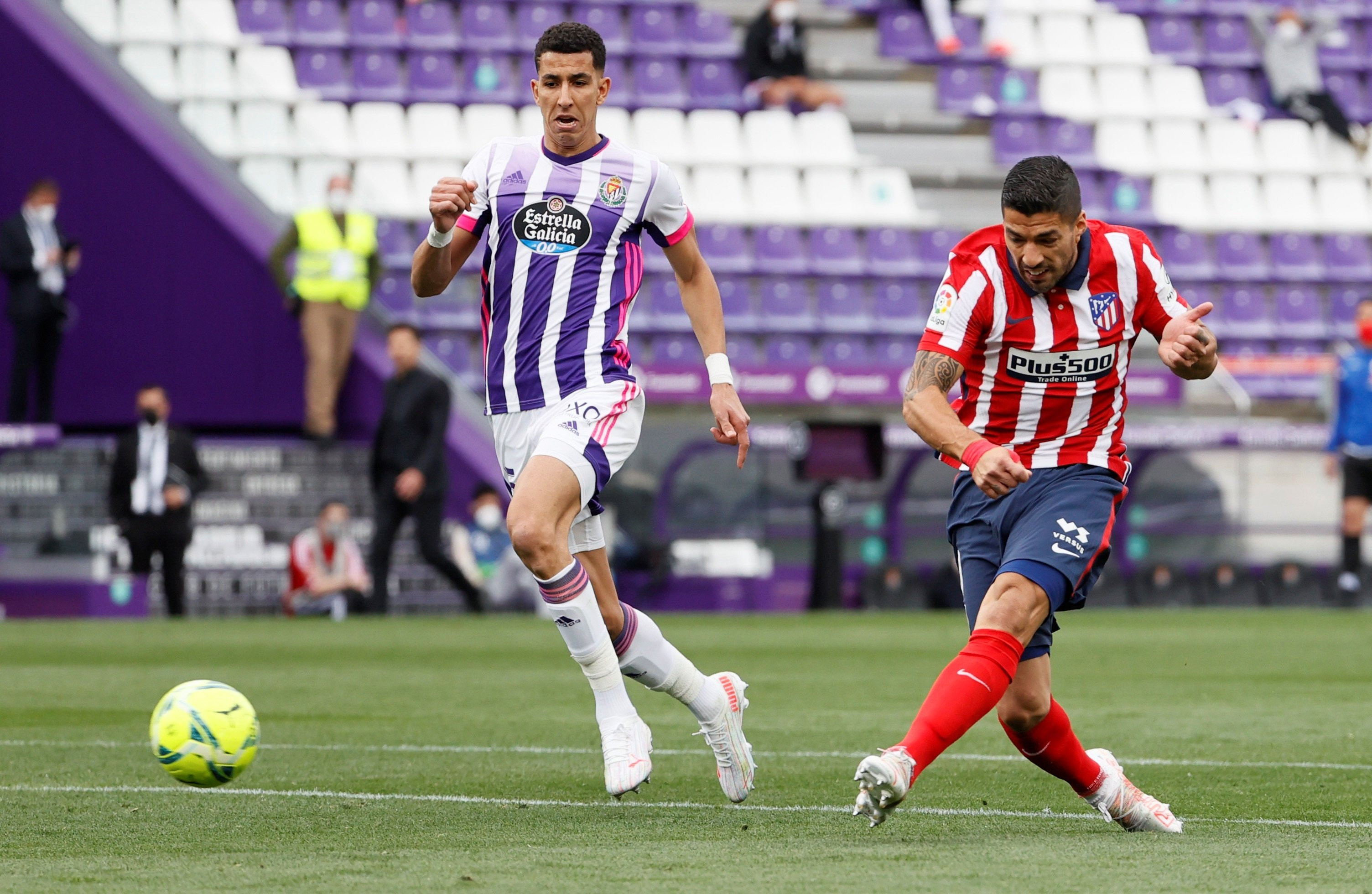 Luis Suárez superando a Masip / EFE