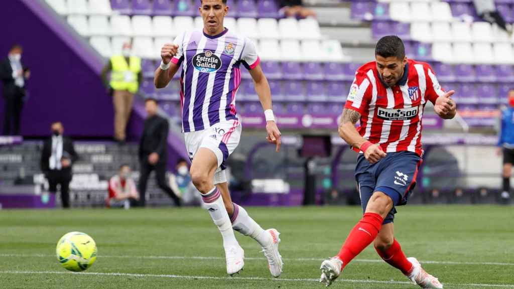 Luis Suárez superando a Masip / EFE