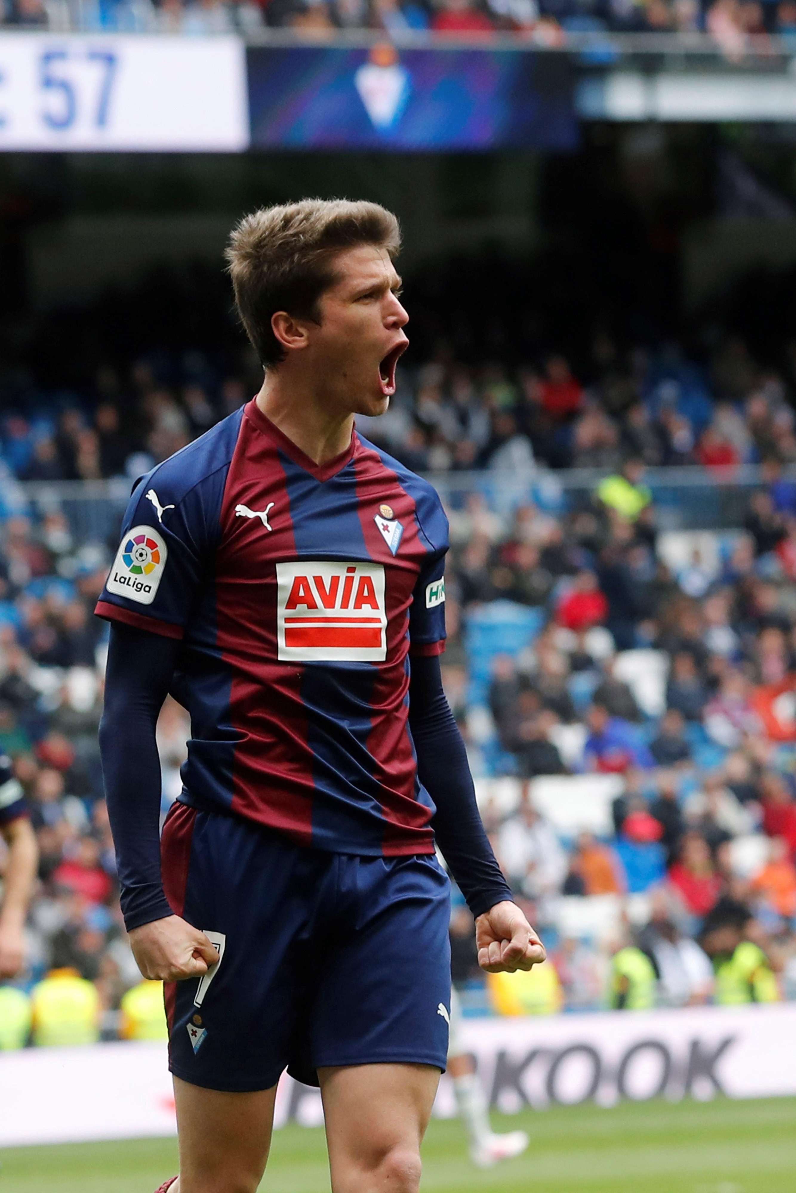 El canterano del Barça en el Eibar Marc Cardona celebra su gol en el Bernabéu contra el Real Madrid / EFE