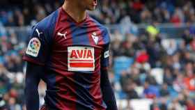 El canterano del Barça en el Eibar Marc Cardona celebra su gol en el Bernabéu contra el Real Madrid / EFE