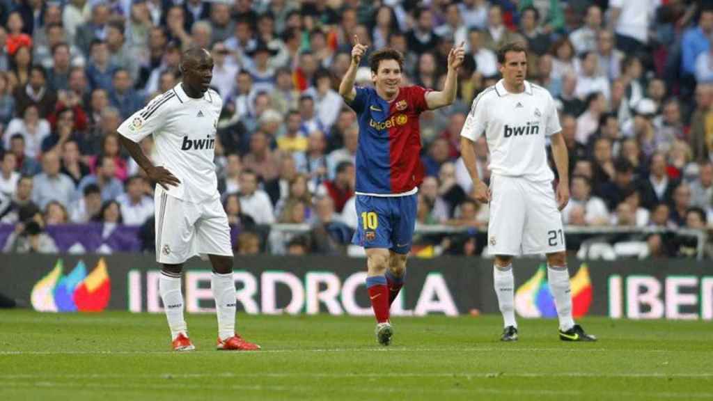 Messi celebra un gol ante Lass y Metzelder en el Real Madrid-Barça del 2-6 / EFE