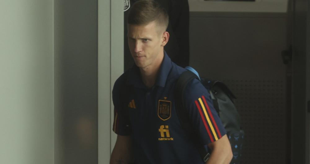 Dani Olmo, con semblante serio, en su llegada al aeropuerto de Madrid / EFE