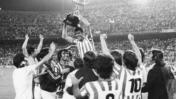 Los jugadores del Betis celebran la Copa de 1977