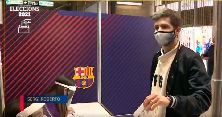 Sergi Roberto ejerce su derecho a voto / FCB