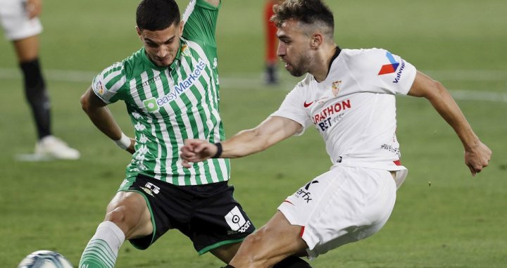 Bartra con Munir en el derbi sevillano / EFE