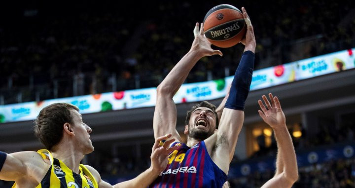 Ante Tomic, ante Jan Vesely durante el partido del Barça Lassa contra el Fenerbahçe / EFE