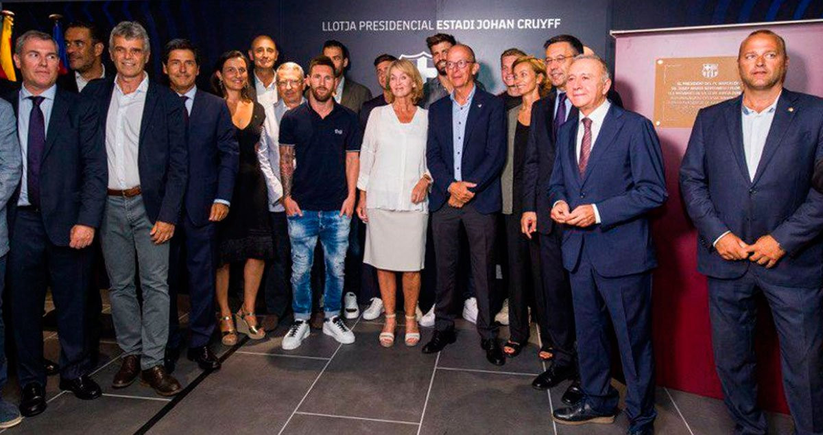 María Teixidor, Quique Tombas, Jordi Calsamiglia y Emili Rousaud, junto a Leo Messi y otros directivos del Barça en un acto de homenaje a Johan Cruyff / FCB