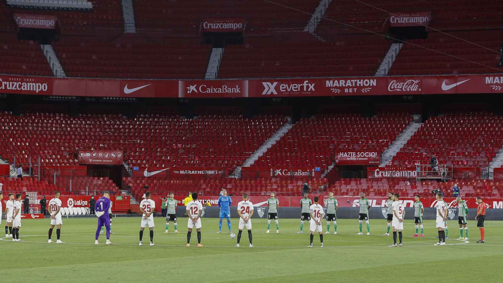 Los jugadores de Sevilla y Betis en el minuto de silencio / EFE