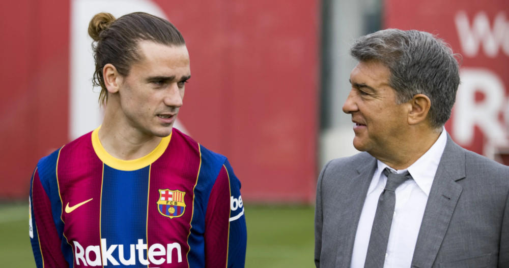 Griezmann con Joan Laporta en la foto oficial / FC Barcelona