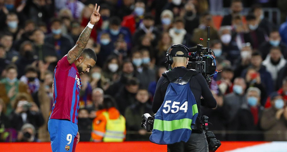 Memphis Depay celebra un gol del Barça frente al Athletic en Liga / EFE