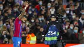 Memphis Depay celebra un gol del Barça frente al Athletic en Liga / EFE