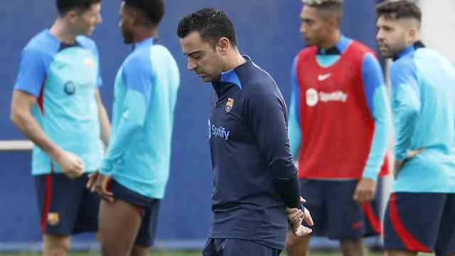 Xavi Hernández, durante un entrenamiento del Barça lamentando una nueva lesión / EFE