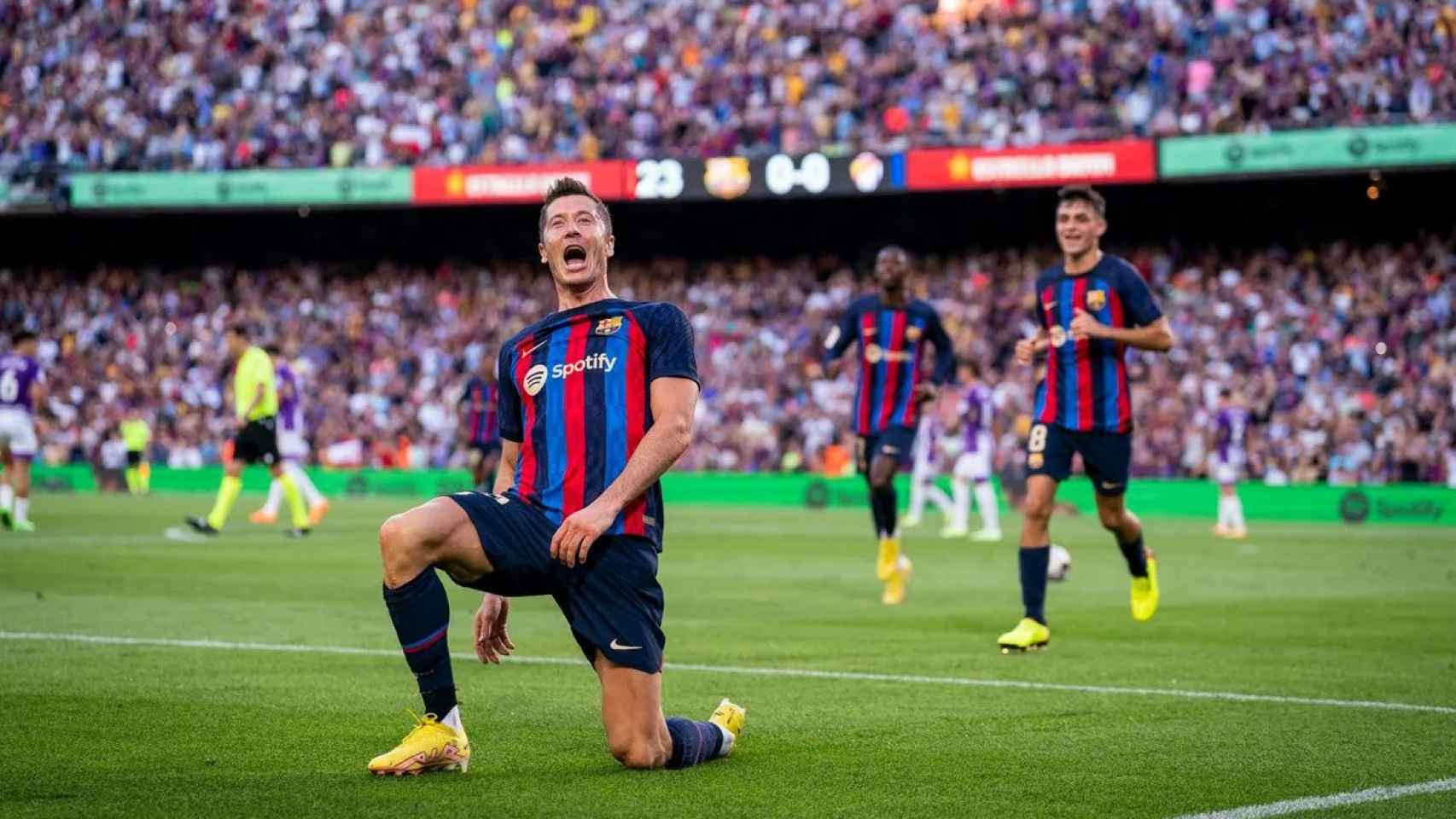 Lewandowski, eufórico, celebra su primer gol al Valladolid en un Camp Nou casi lleno / FCB