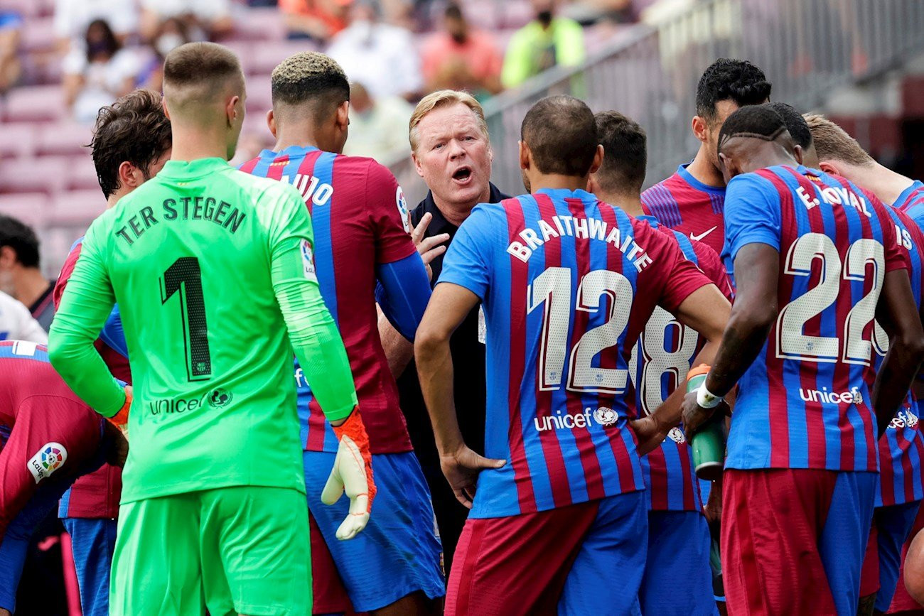 Ronald Koeman da instrucciones a sus jugadores ante el Getafe / EFE