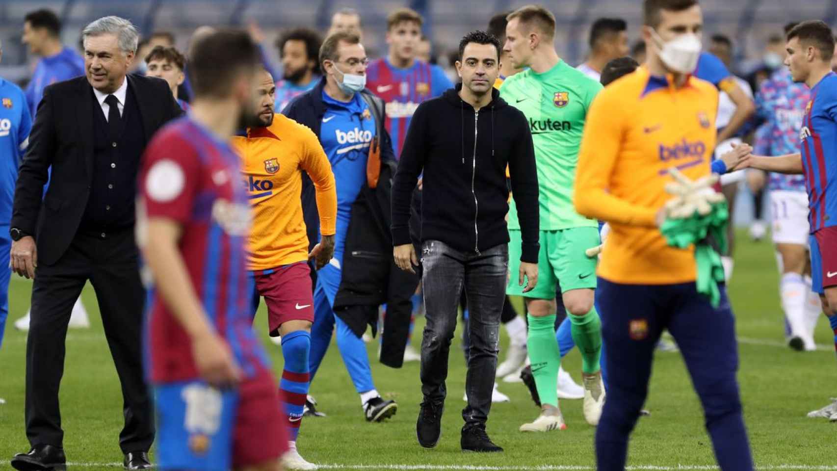 Xavi Hernández saluda a Ancelotti tras perder el clásico de la Supercopa / FCB