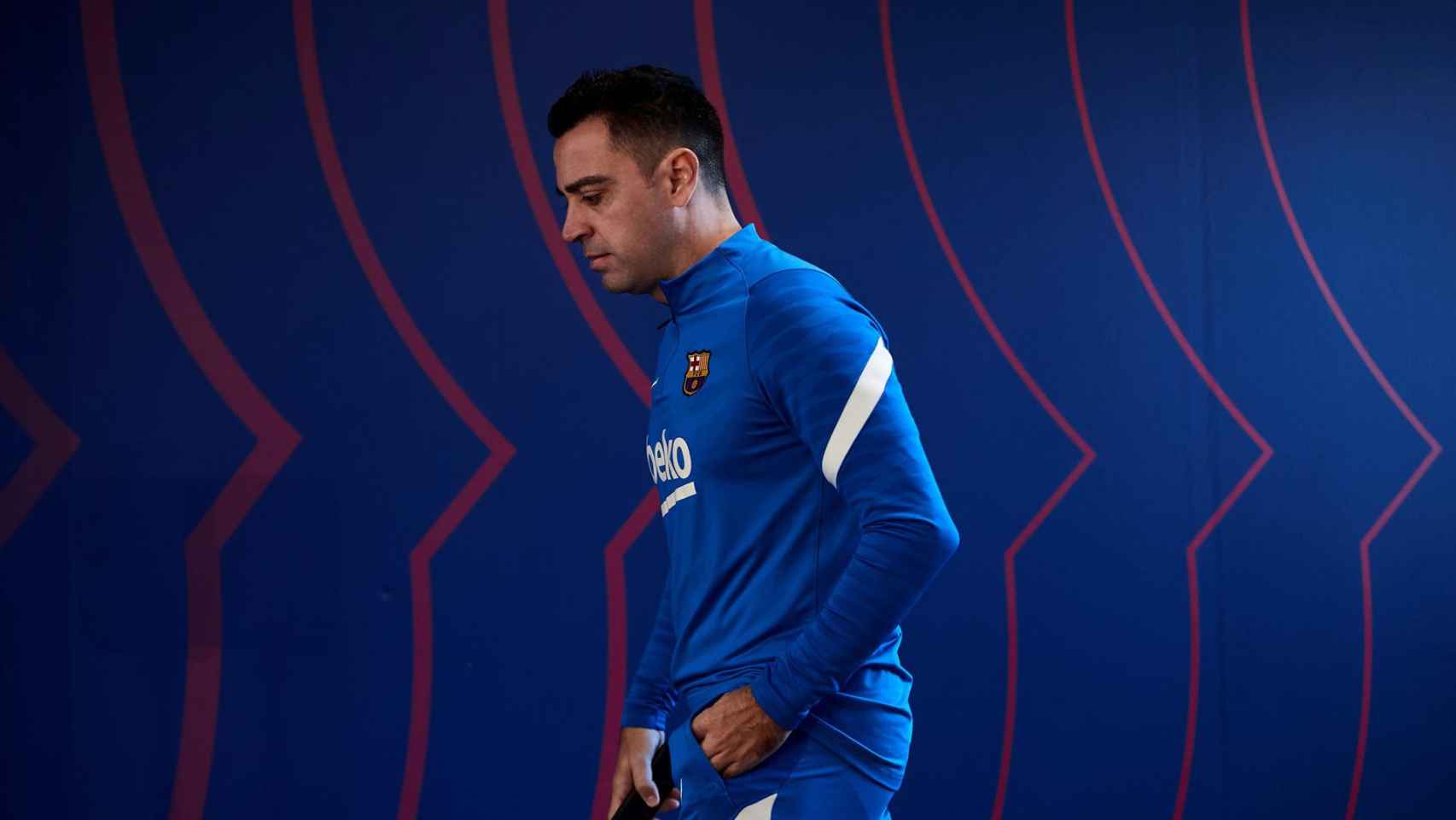 Xavi Hernández, antes de atender a los periodistas, ha dicho que dejar a Dembelé en la grada si no renueva daría mala imagen al club / EFE