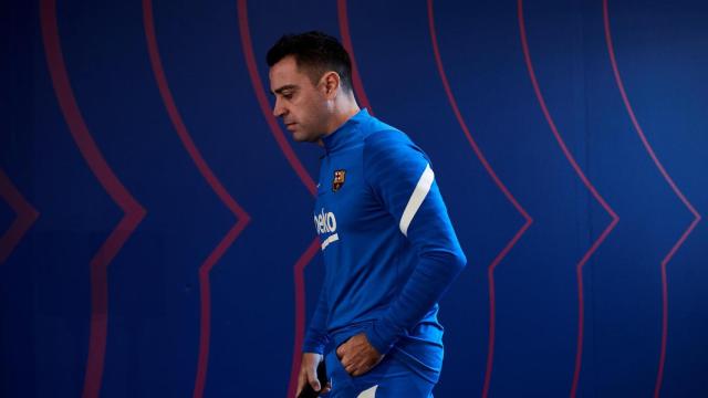 Xavi Hernández, antes de atender a los periodistas, ha dicho que dejar a Dembelé en la grada si no renueva daría mala imagen al club / EFE