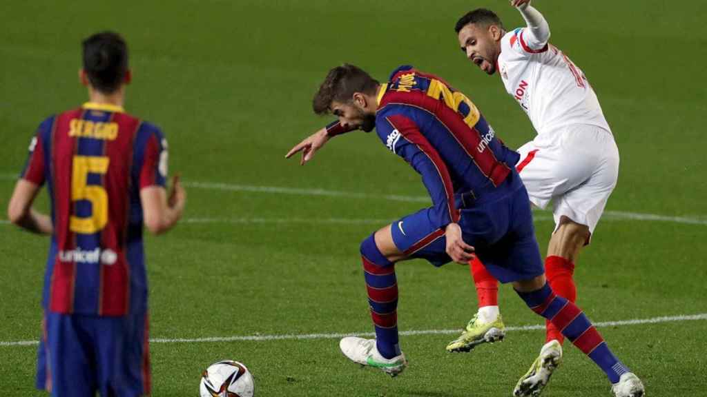 Gerard Piqué en el partido ante el Sevilla / EFE