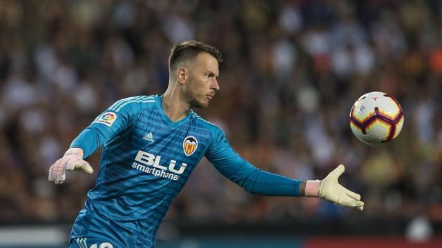 Neto Murara en una acción con el Valencia / EFE