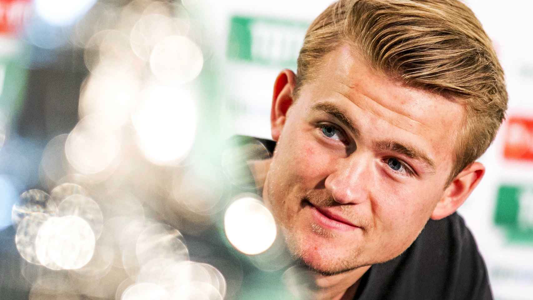 Matthijs de Ligt en una rueda de prensa con el Ajax / EFE